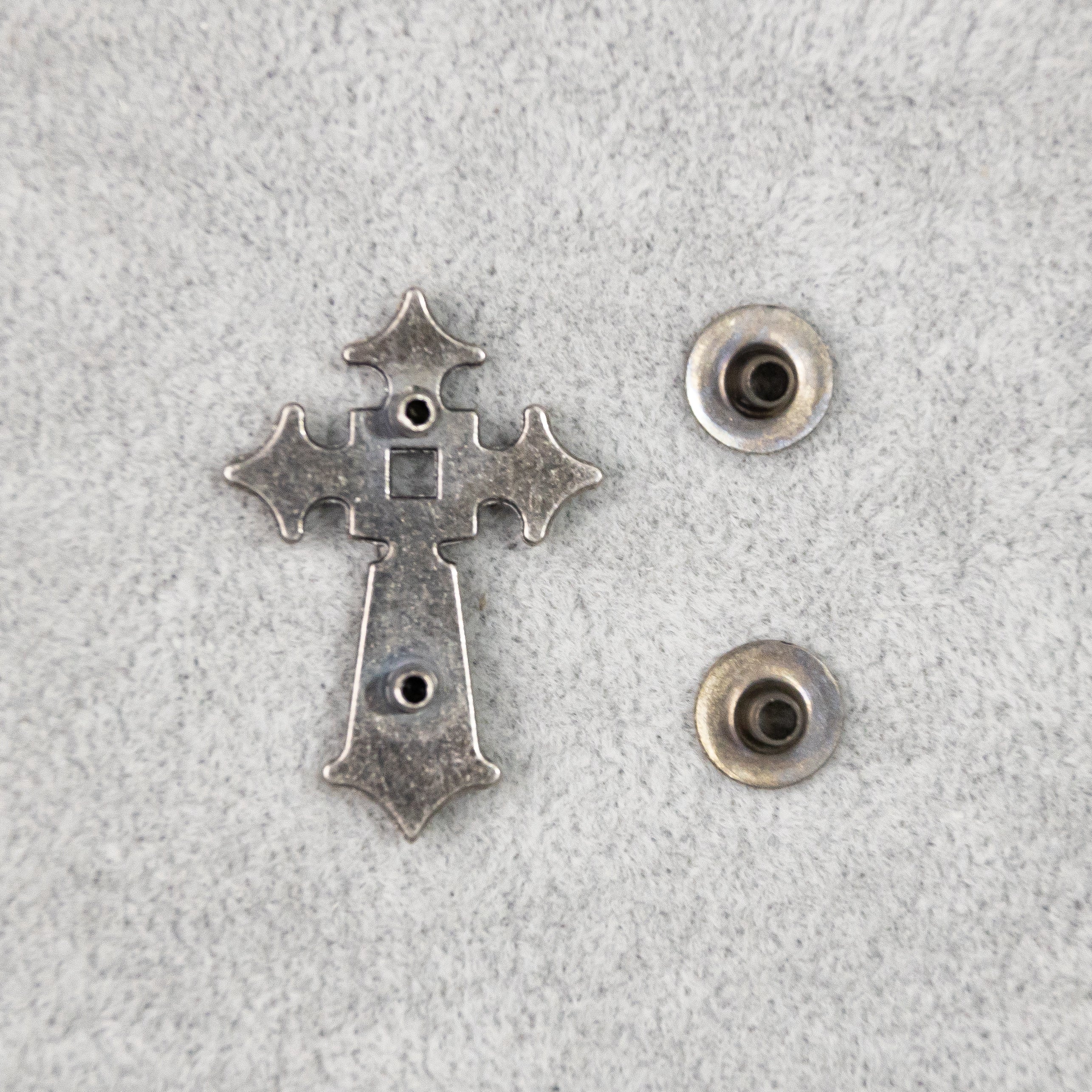 Karont Outcast Cross - Image 2